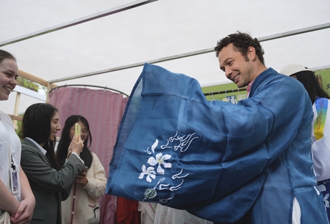 外國(guó)青年試穿漢服。中外語(yǔ)言交流合作中心供圖