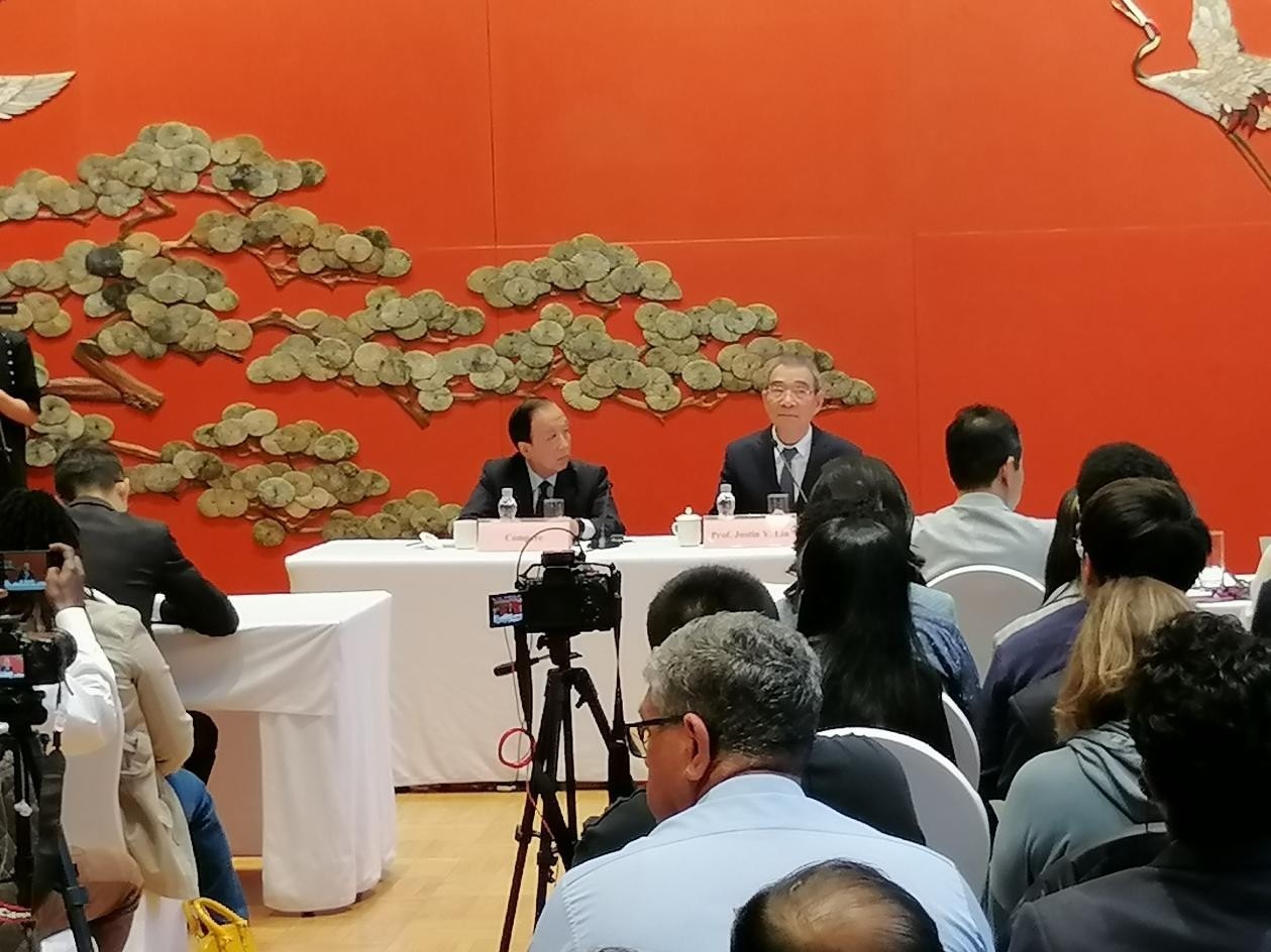 圖為21日舉行的“臨甲7號沙龍”，林毅夫（右一）在回答中外媒體記者的提問。 人民網(wǎng)記者 李瀟攝