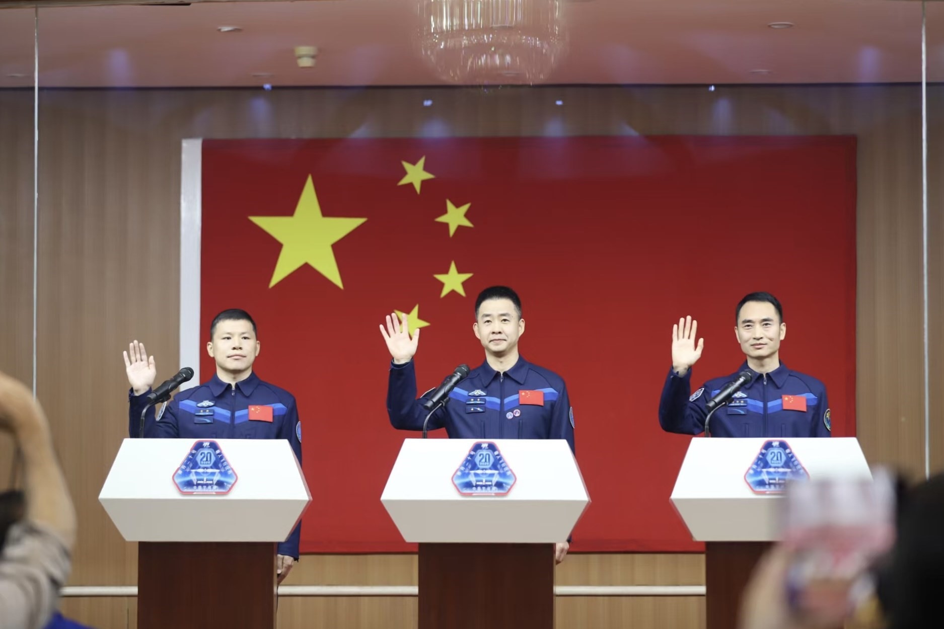 4月23日，神舟二十號航天員乘組在酒泉衛(wèi)星發(fā)射中心問天閣與中外媒體記者集體見面。人民網(wǎng)記者 黃帆攝