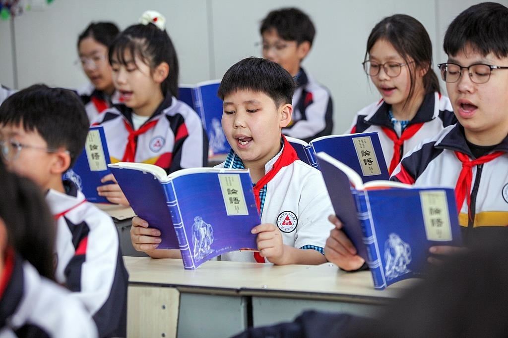 △2025年4月21日，河南焦作，學生們在誦讀《論語》。