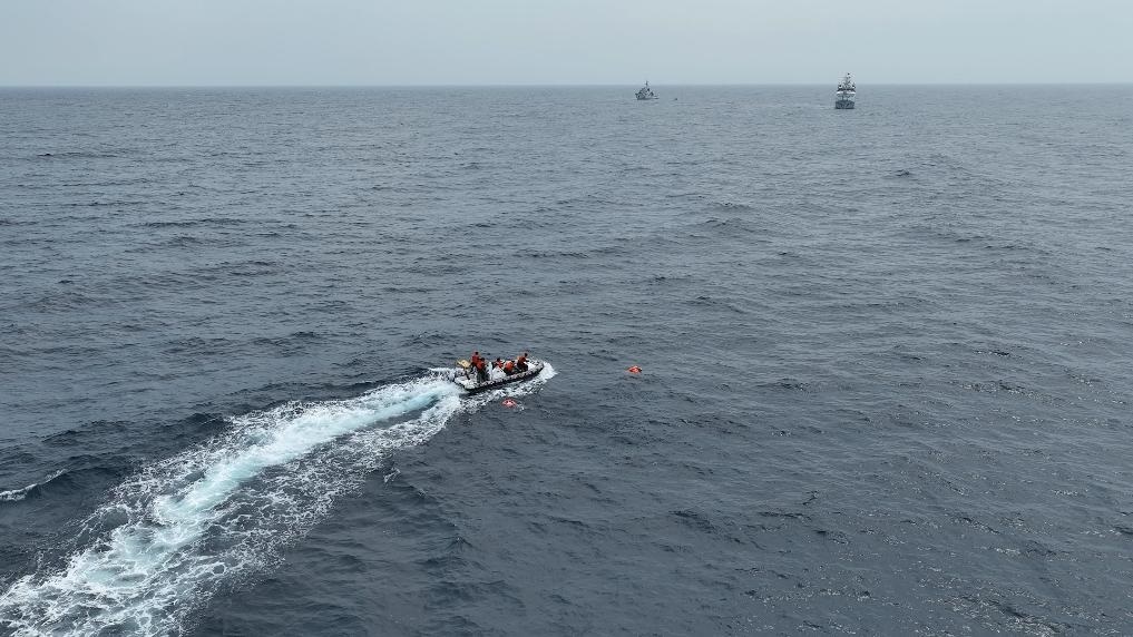 4月23日，中越海警開展海上聯(lián)合搜救演練，模擬營救落水人員。（中國海警供圖）