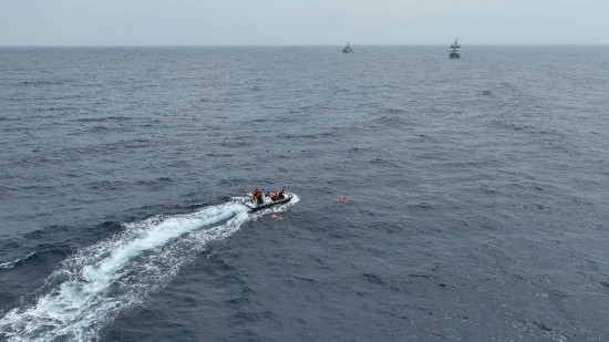 4月23日，中越海警開展海上聯(lián)合搜救演練，模擬營救落水人員。（中國海警供圖）