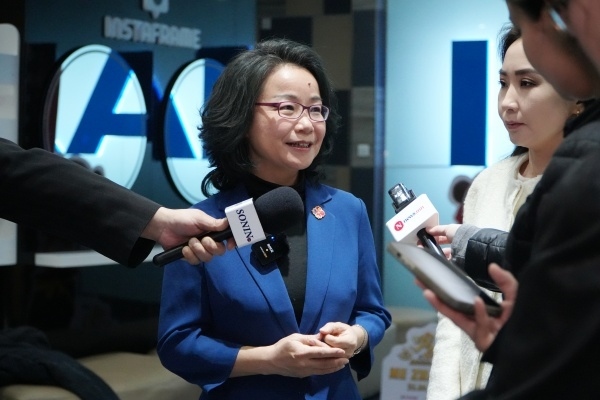 沈敏娟大使接受中蒙主流媒體采訪。中國駐蒙古國使館供圖