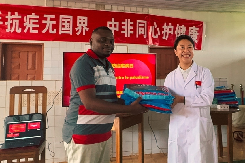 【3】贈(zèng)送抗瘧物資。中國（山西）第24批援喀麥隆姆巴爾馬尤醫(yī)療隊(duì) 供圖