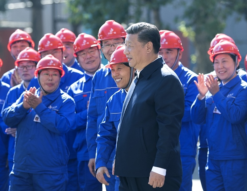 2018年9月26日，在中國(guó)一重集團(tuán)，習(xí)近平總書(shū)記走到工人中間，同大家親切交流。