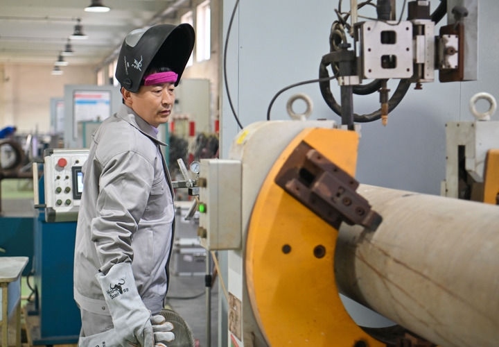 在中石化第四建設(shè)有限公司工匠學(xué)院，全國(guó)人大代表、中石化第四建設(shè)有限公司工匠學(xué)院焊接教練張振連操作自動(dòng)焊機(jī)（2025年2月21日攝）。新華社記者 孫凡越 攝