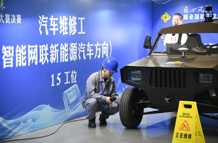 2024年9月11日，由全國(guó)總工會(huì)、人力資源和社會(huì)保障部等單位主辦的第八屆全國(guó)職工職業(yè)技能大賽決賽在陜西開(kāi)幕。這是選手在位于西安國(guó)際會(huì)展中心的比賽場(chǎng)地參加汽車維修工（智能網(wǎng)聯(lián)新能源汽車方向）工種比賽。新華社記者 張博文 攝