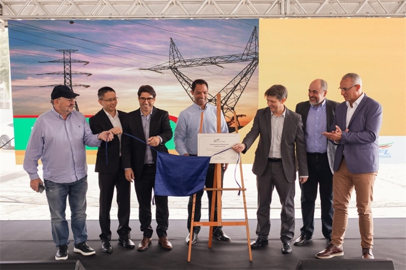 CPFL公司執(zhí)行副總裁弗拉維奧·恩里克·里貝羅（中）、CPFL輸電公司總裁李甫（左二）、南里奧格蘭德州州議員阿洛伊西奧·克拉斯曼（左一）、州長代表豪爾赫·波佐邦（右一）等出席投運(yùn)儀式。 中國國家電網(wǎng)巴西電力CPFL公司供圖