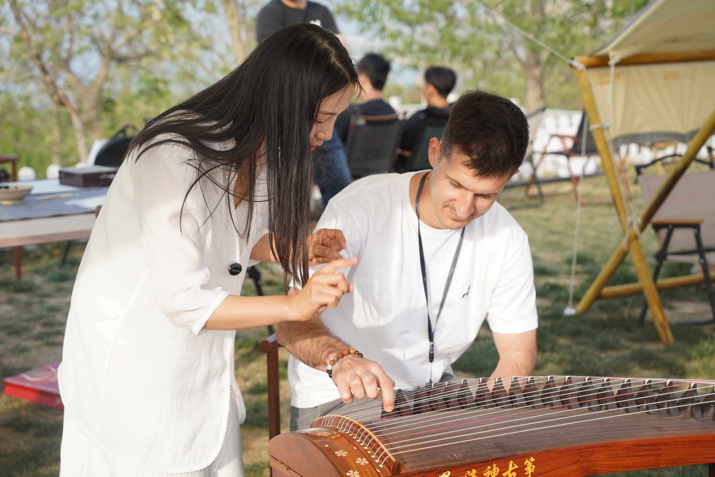 外媒體記者古箏體驗(yàn)。主辦方供圖