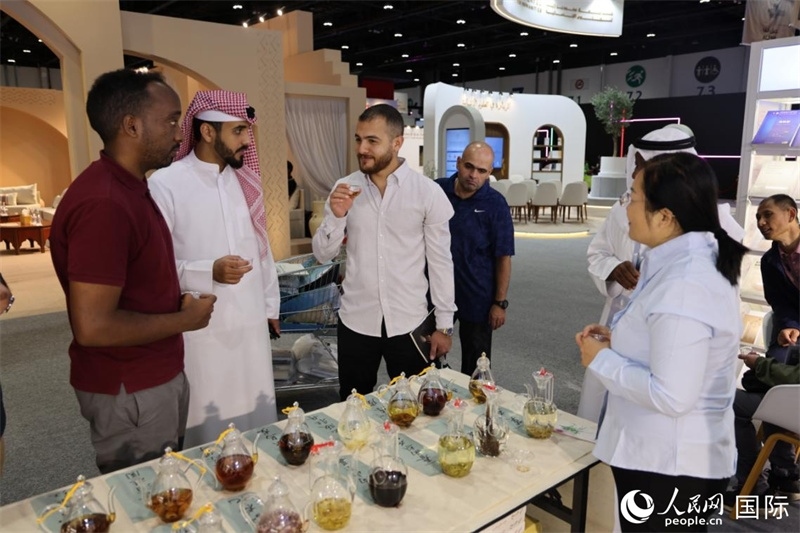 在“閱讀中國(guó)”館，當(dāng)?shù)刈x者通過(guò)品味中國(guó)茶，了解中國(guó)文化。人民網(wǎng)記者 張志文攝