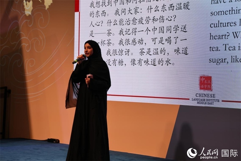 第四屆“阿聯(lián)酋眼中的中國(guó)”中文比賽上，一位阿聯(lián)酋漢語(yǔ)學(xué)習(xí)者與觀眾分享對(duì)中國(guó)茶文化的思考。人民網(wǎng)記者 張志文攝