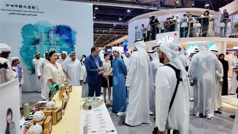 當?shù)赜^眾在“今日中國非遺館”體驗中國茶藝。主辦方供圖