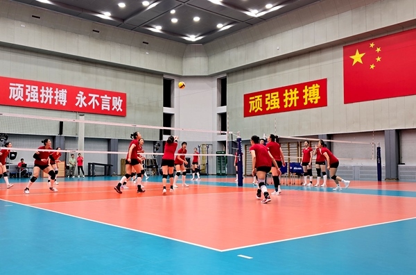 4月28日，中國女排在主教練趙勇的帶領(lǐng)下進行訓練。人民網(wǎng)記者 胡雪蓉攝