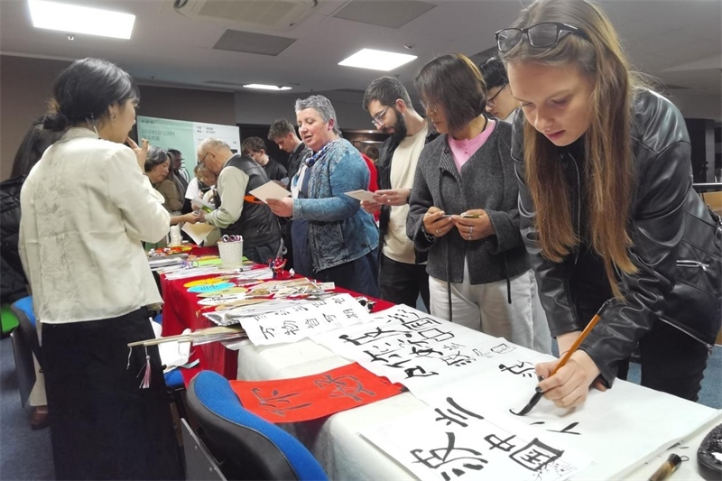 現(xiàn)場來賓體驗中國傳統(tǒng)文化。中國駐波蘭大使館供圖。