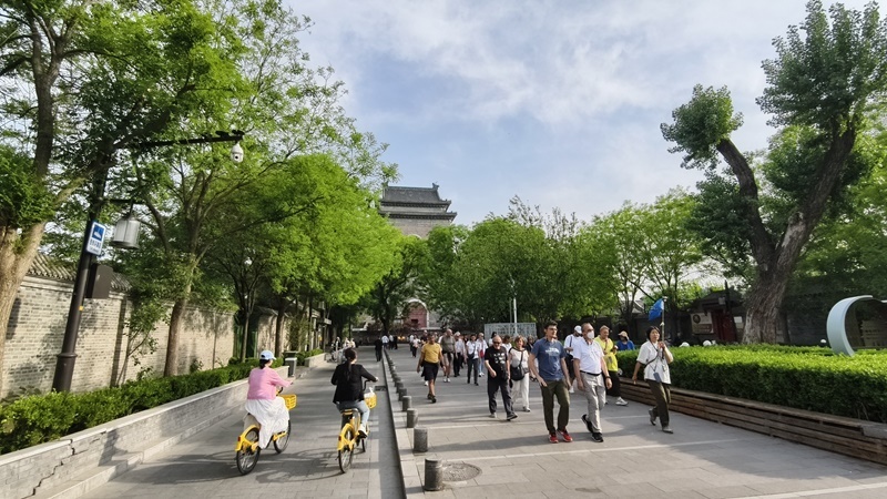外國游客游覽北京鼓樓。人民網(wǎng)記者 李楠樺攝