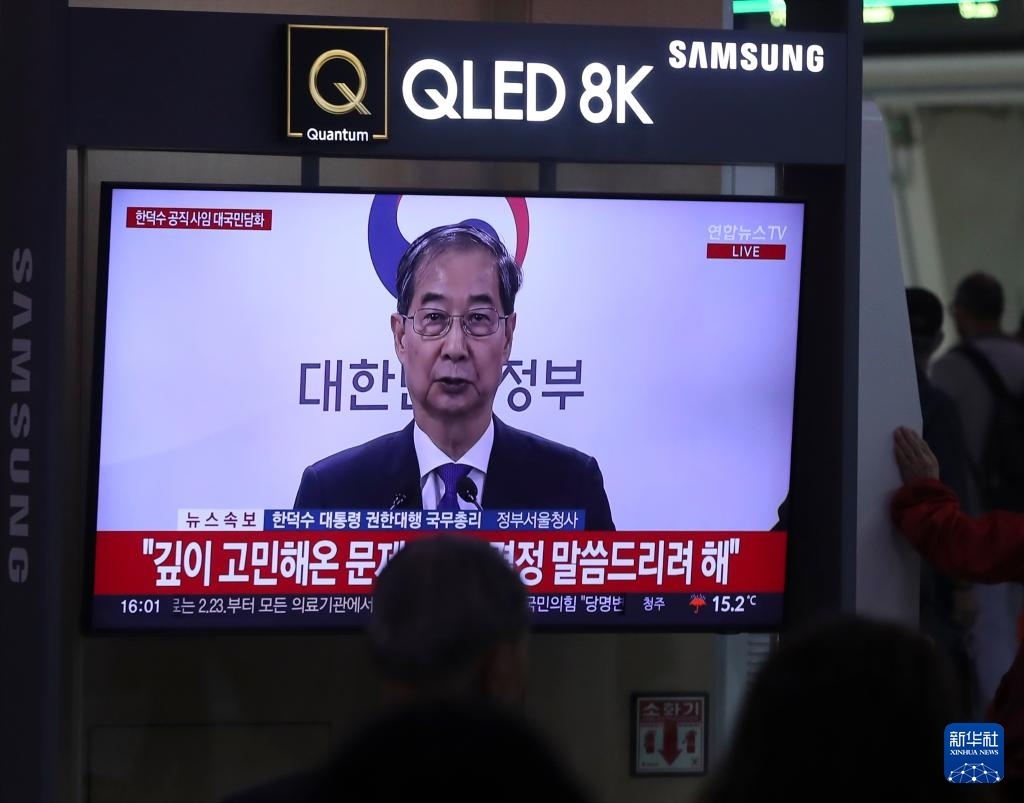 5月1日，在韓國首爾火車站，民眾觀看韓德洙辭職的新聞。新華社記者 姚琪琳 攝