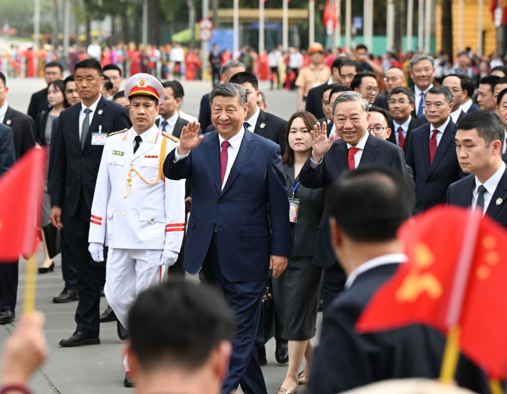 4月14日，中共中央總書記、國家主席習(xí)近平抵達(dá)河內(nèi)對越南進(jìn)行國事訪問。當(dāng)日下午，越共中央總書記蘇林為習(xí)近平舉行隆重歡迎儀式。這是歡迎儀式后，習(xí)近平和蘇林一同步行前往越共中央駐地舉行會談時，向歡迎人群揮手致意。新華社記者 張領(lǐng) 攝