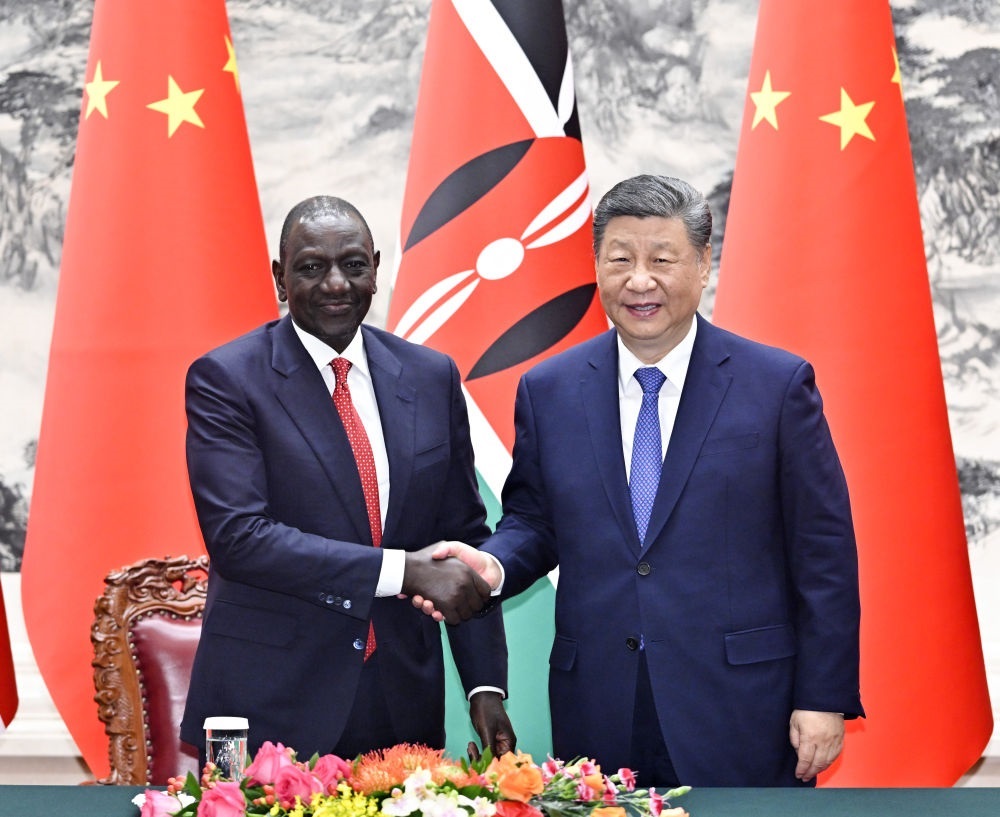 4月24日上午，國家主席習(xí)近平在北京人民大會堂同來華進(jìn)行國事訪問的肯尼亞總統(tǒng)魯托舉行會談。這是習(xí)近平同魯托握手。新華社記者 岳月偉 攝