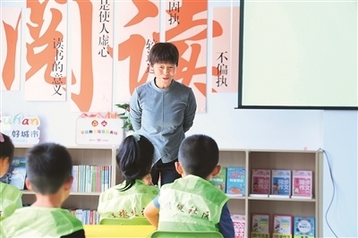 田桂月帶領(lǐng)孩子共讀繪本《點(diǎn)》。李澤罡攝