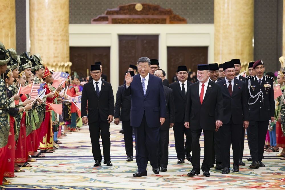 4月16日上午，馬來西亞最高元首易卜拉欣在馬來西亞國家王宮同中國國家主席習(xí)近平舉行會見。會見后，習(xí)近平出席易卜拉欣舉行的歡迎宴會。這是習(xí)近平向歡迎人群揮手致意。新華社記者 黃敬文 攝