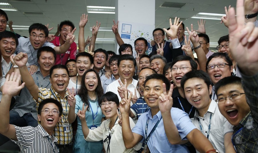 2013年8月29日，習(xí)近平總書記在東軟集團(tuán)（大連）有限公司同年輕員工親切合影。新華社記者 鞠鵬 攝