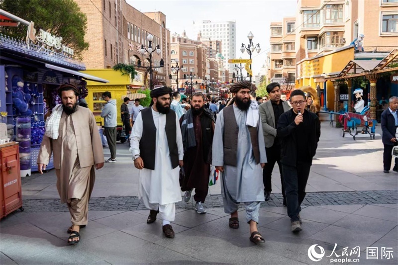 代表團在新疆國際大巴扎參觀。人民網(wǎng)記者 章凱風攝