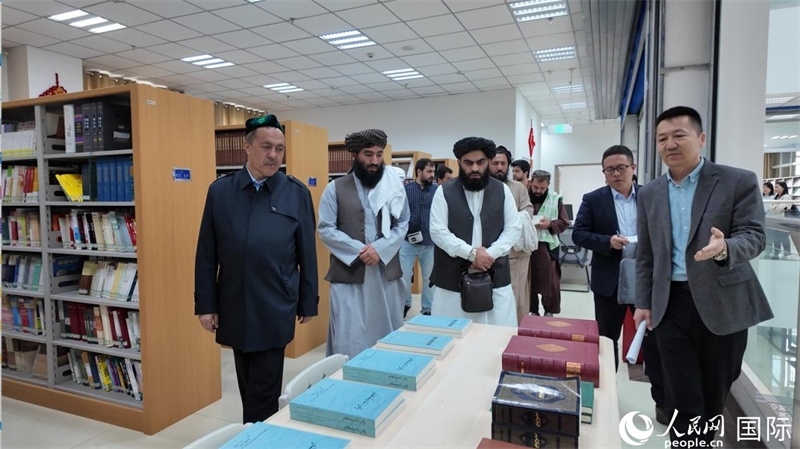 代表團在新疆伊斯蘭教經(jīng)學院圖書館參觀。人民網(wǎng)記者 章凱風攝