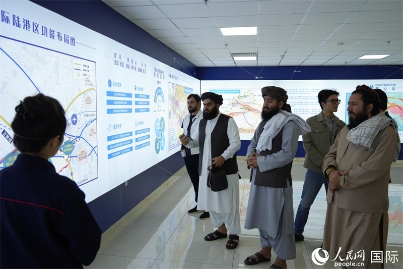 代表團在烏魯木齊國際陸港區(qū)參觀。人民網(wǎng)記者 章凱風攝