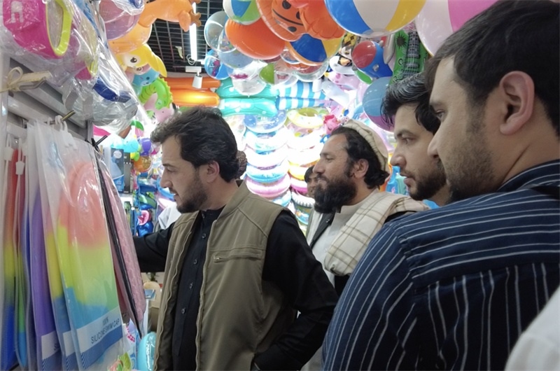 代表團在義烏國際商貿(mào)城參觀。CGTN記者 楊剛攝