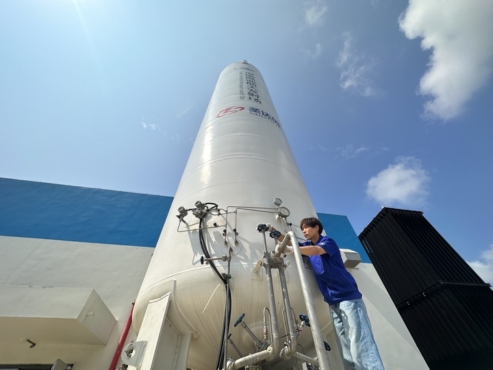 陳恩偉在海南商業(yè)航天發(fā)射場技術(shù)區(qū)罐區(qū)進行液氮轉(zhuǎn)注前準備。新華社記者 陳凱姿 攝