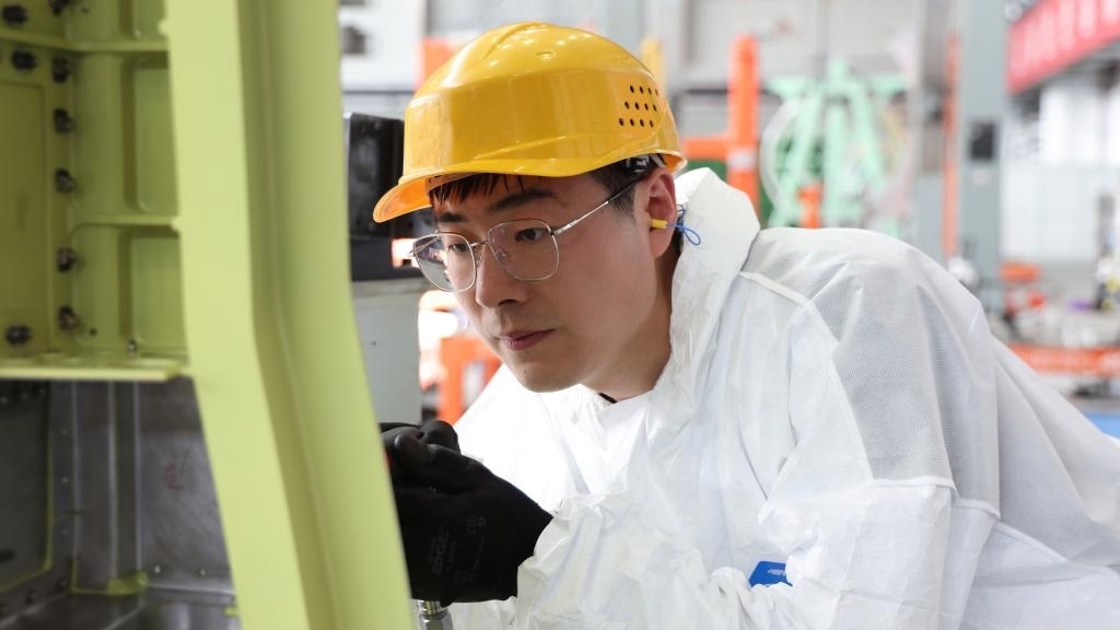 在中國航空工業(yè)集團成飛車間內(nèi)，飛機鉚裝鉗工首席操作技師馮攀龍正在工作。（新華社發(fā)）