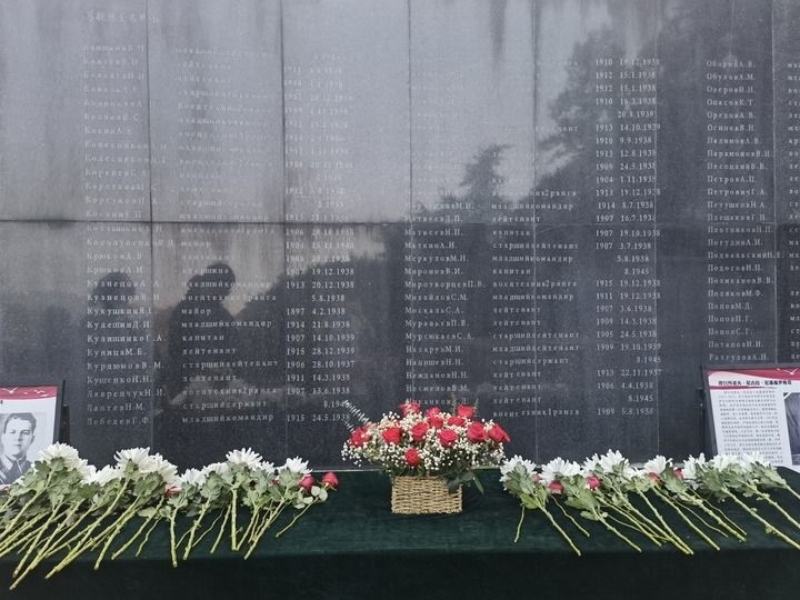 在南京抗日航空烈士紀(jì)念館鐫刻有蘇聯(lián)籍抗日航空英烈名錄的紀(jì)念碑前，擺放著人們獻(xiàn)上的鮮花（2024年11月22日攝）。新華社記者 邱冰清 攝