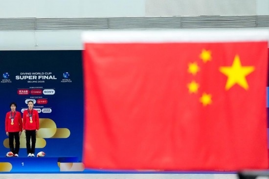 5月2日，獲得2025年跳水世界杯總決賽女子雙人10米臺冠軍的中國組合陳芋汐（右）/全紅嬋在頒獎儀式上。新華社記者 鞠煥宗 攝