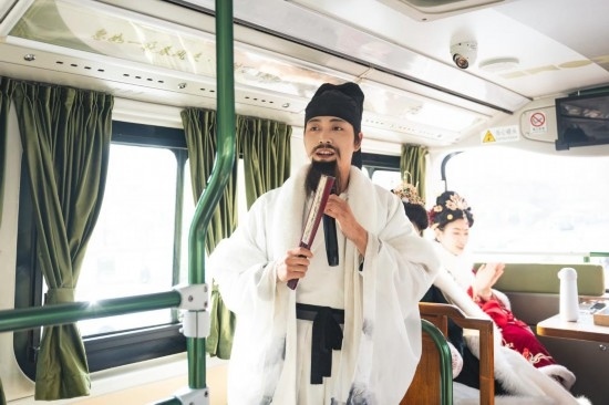 身著古裝的“伴游”在“長(zhǎng)安尋夢(mèng)”主題觀光車(chē)上為游客講解。（受訪者供圖）