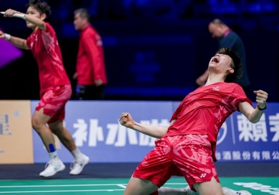 5月3日，中國(guó)隊(duì)組合馮彥哲（右）/黃東萍在半決賽混雙比賽后慶祝。新華社記者 孫非 攝