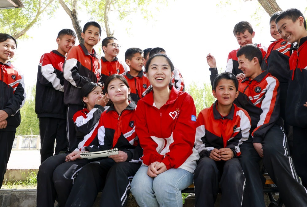 4月23日，在新疆克州阿圖什市哈拉峻鄉(xiāng)謝依特小學(xué)，支教教師高淑賢和學(xué)生們?cè)谝黄稹? width=