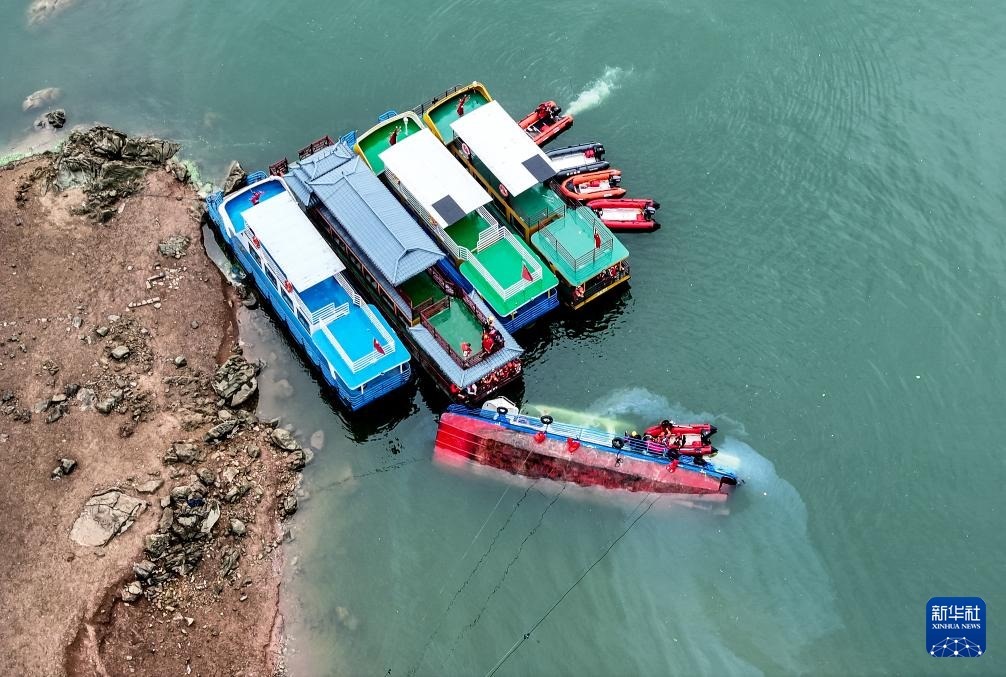 5月5日，救援人員在對(duì)傾覆船只進(jìn)行搜救（無人機(jī)照片）。新華社記者 劉續(xù) 攝