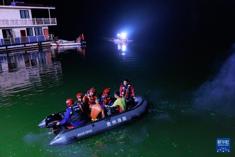 5月5日，救援人員在進(jìn)行搜救。新華社記者 劉續(xù) 攝