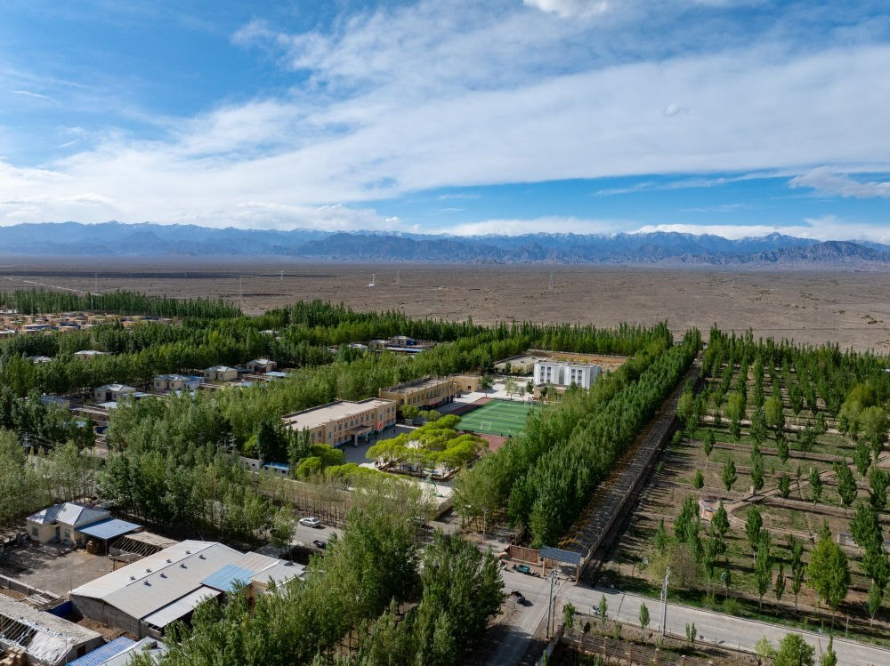 這是4月23日在新疆克州阿圖什市哈拉峻鄉(xiāng)拍攝的謝依特小學(xué)（無(wú)人機(jī)照片）。