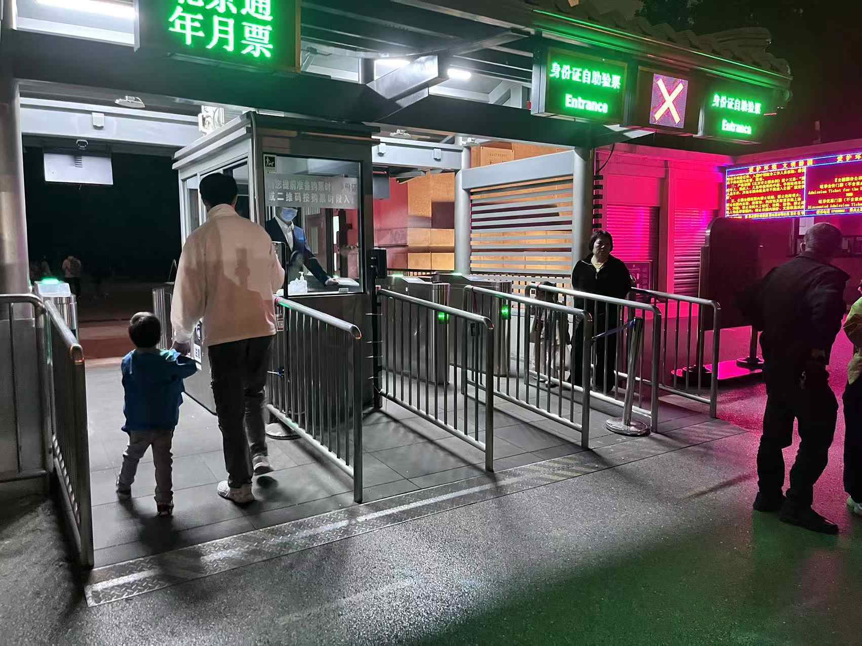 北京天壇公園延長開放時間，游客進(jìn)入游覽。人民網(wǎng)記者 李楠樺攝