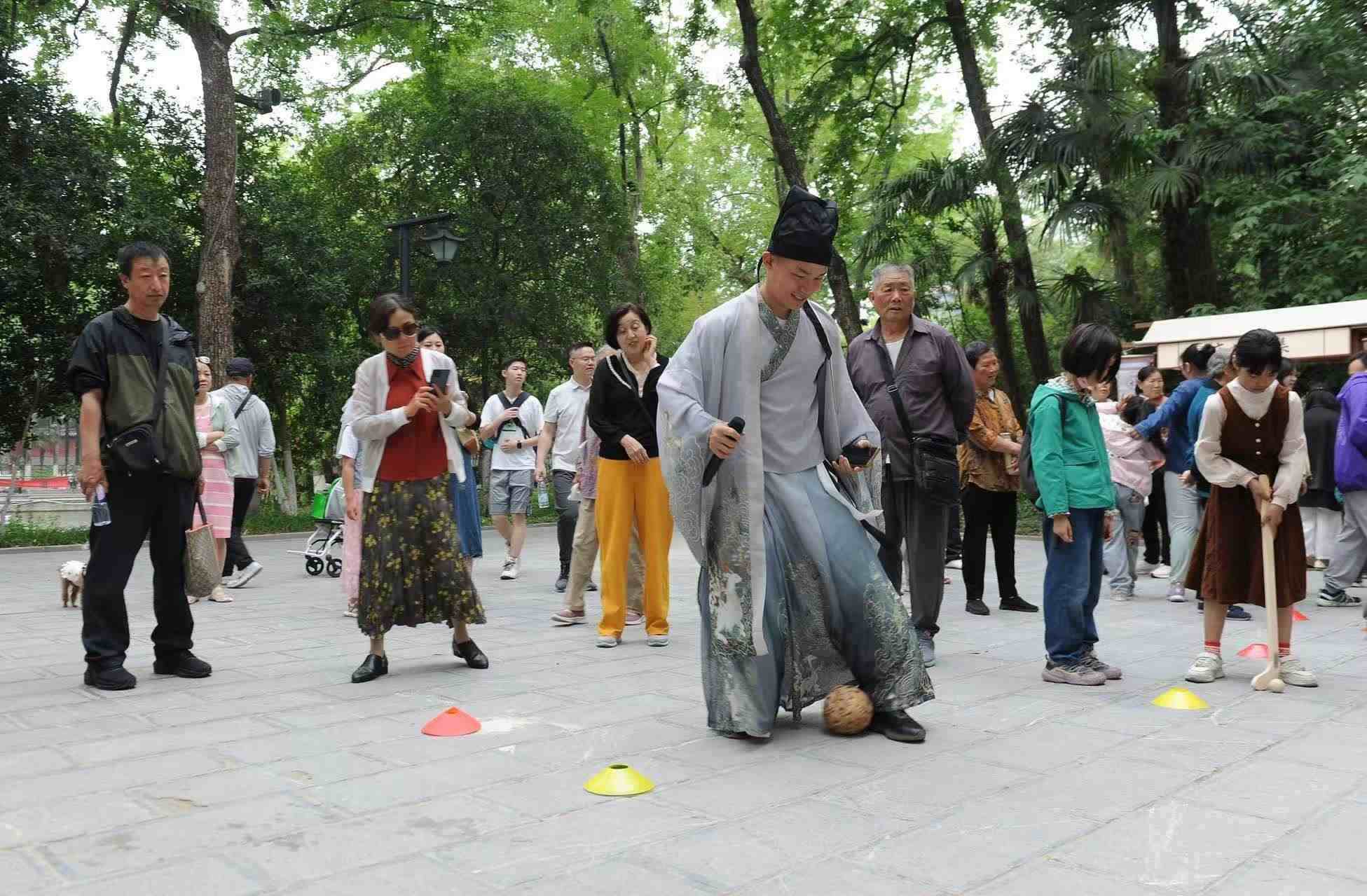 2025年5月3日，安徽省合肥市包公園景區(qū)，游客正在參與“蹴鞠”體育活動(dòng)。（圖片來(lái)源：視覺(jué)中國(guó)）