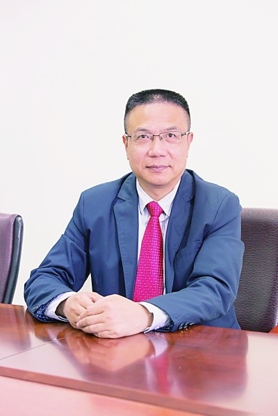 徐飛 教授、博士生導(dǎo)師。歷任上海交通大學(xué)副校長(zhǎng)、西南交通大學(xué)校長(zhǎng)、上海財(cái)經(jīng)大學(xué)常務(wù)副校長(zhǎng)，現(xiàn)任福耀科技大學(xué)常務(wù)副校長(zhǎng)。國(guó)務(wù)院政府特殊津貼專家。先后兼任中國(guó)鐵道學(xué)會(huì)副理事長(zhǎng)，中國(guó)管理學(xué)會(huì)組織與戰(zhàn)略專業(yè)委員會(huì)副主任，教育部高等學(xué)校創(chuàng)新創(chuàng)業(yè)教育指導(dǎo)委員會(huì)副主任，中國(guó)高等教育學(xué)會(huì)創(chuàng)新創(chuàng)業(yè)教育分會(huì)理事長(zhǎng)，中國(guó)高質(zhì)量MBA教育認(rèn)證（CAMEA）工作委員會(huì)副主任，中國(guó)職業(yè)技術(shù)教育學(xué)會(huì)副會(huì)長(zhǎng)等。主要研究領(lǐng)域?yàn)閼?zhàn)略管理、競(jìng)爭(zhēng)戰(zhàn)略與博弈論、創(chuàng)新創(chuàng)業(yè)、跨文化戰(zhàn)略領(lǐng)導(dǎo)力等。出版著作20余部。