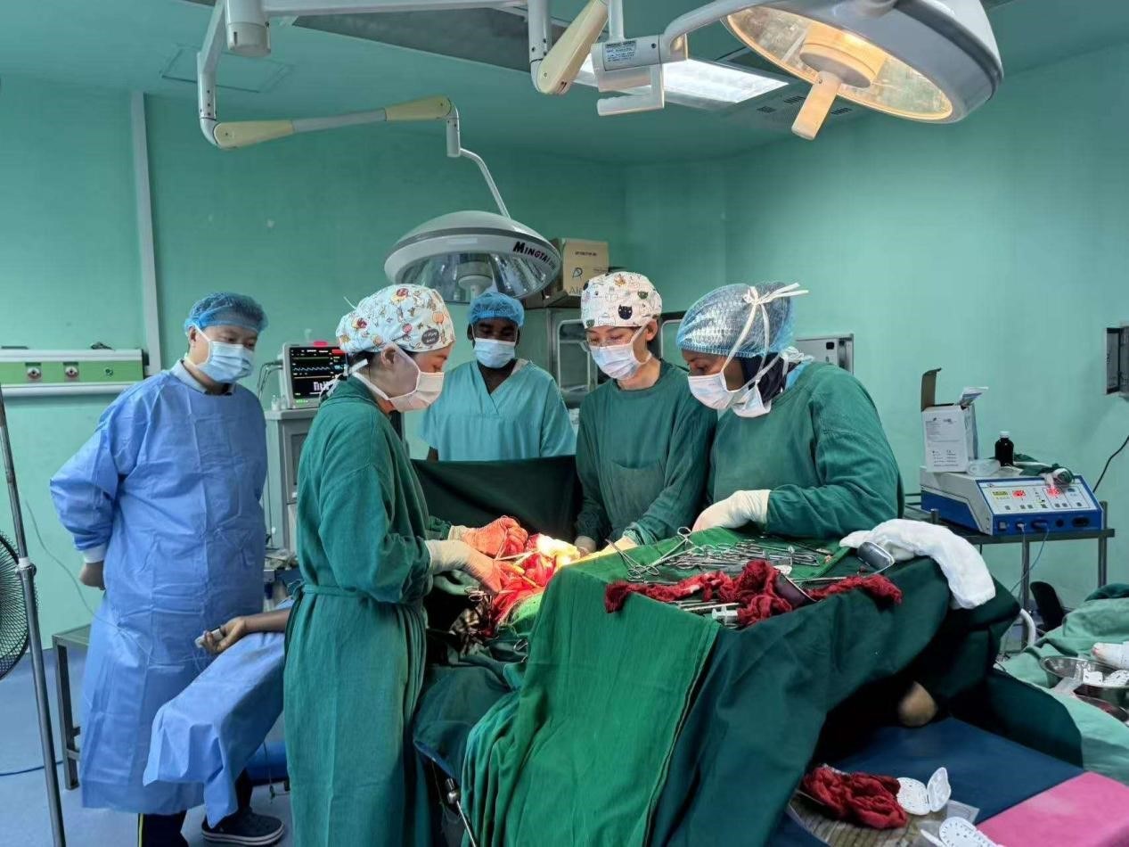 中國(guó)醫(yī)療隊(duì)專家與當(dāng)?shù)蒯t(yī)生協(xié)同手術(shù)。中國(guó)援桑醫(yī)療隊(duì)供圖