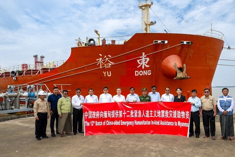 中國(guó)駐緬大使館歐陽道冰參贊、仰光省首席部長(zhǎng)梭登及緬有關(guān)部門官員出席交接儀式。人民網(wǎng)記者 謝佳君攝