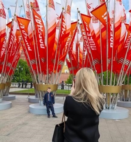 當(dāng)?shù)貢r(shí)間5月7日下午，莫斯科紅場(chǎng)外，紀(jì)念蘇聯(lián)偉大衛(wèi)國(guó)戰(zhàn)爭(zhēng)勝利80周年慶典旗幟飄揚(yáng)。