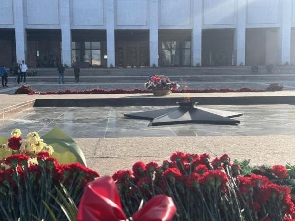 當(dāng)?shù)貢r(shí)間5月6日下午，莫斯科勝利廣場(chǎng)上的長(zhǎng)明火兩旁放滿鮮花。