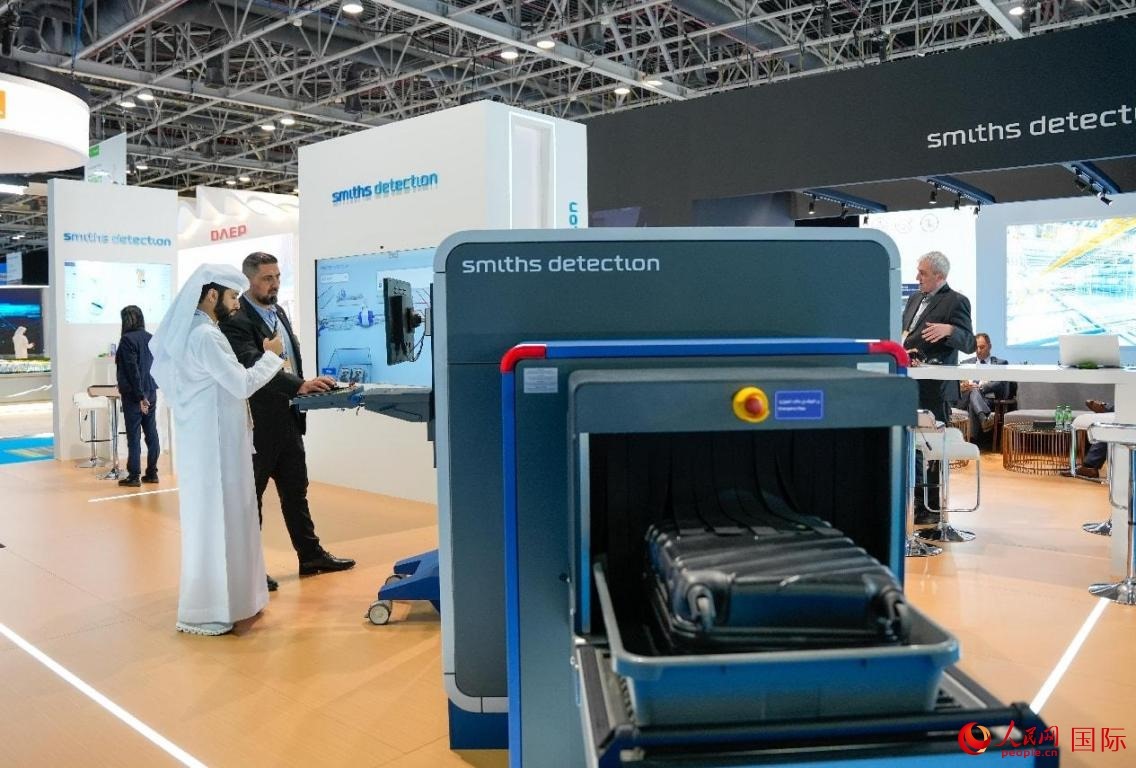 參展商體驗安檢設(shè)施。人民網(wǎng)塔里克·易卜拉欣攝