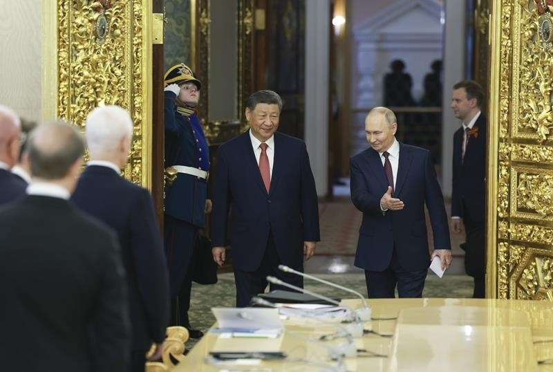 △當?shù)貢r間5月8日，俄羅斯總統(tǒng)普京同習近平主席在莫斯科克里姆林宮舉行會談。這是兩國元首步入會場。