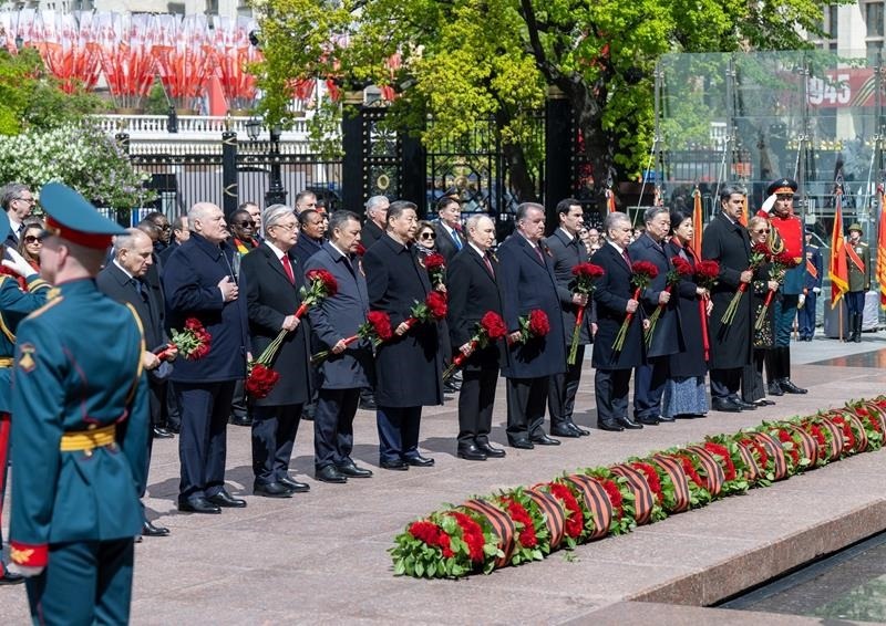 △當?shù)貢r間5月9日，紀念蘇聯(lián)偉大衛(wèi)國戰(zhàn)爭勝利80周年慶典結(jié)束后，習近平主席同其他國家領(lǐng)導人一起從紅場來到亞歷山大花園，向無名烈士墓獻花，并肅立默哀。