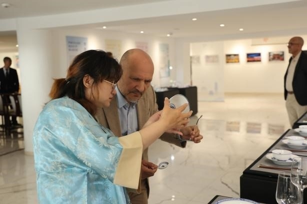 摩洛哥民眾在觀察中國瓷器。拉巴特中國文化中心供圖